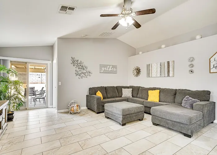 Holiday home W/ Patio, Grill & Mountain Views! *