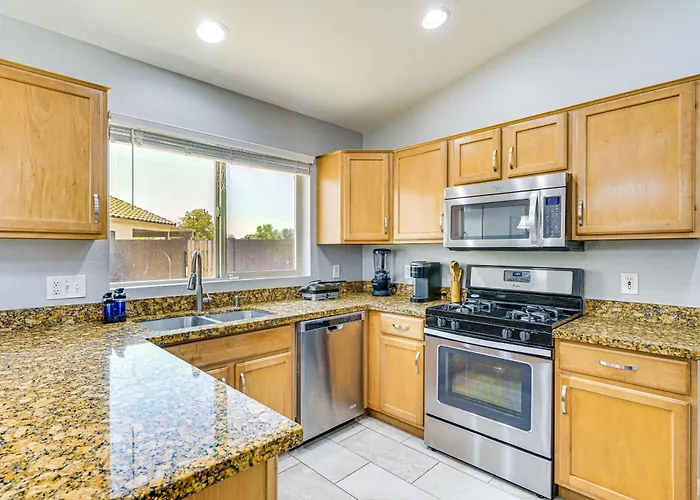 Holiday home W/ Patio, Grill & Mountain Views!