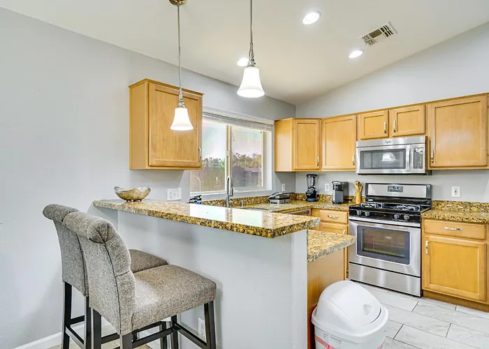 Holiday home W/ Patio, Grill & Mountain Views!