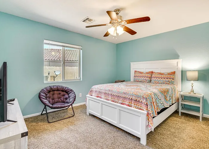 Holiday home W/ Patio, Grill & Mountain Views! *
