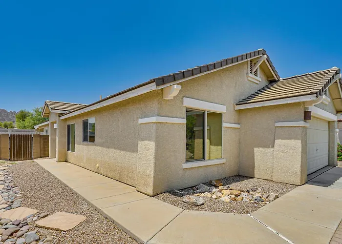 Holiday home W/ Patio, Grill & Mountain Views!